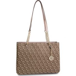 Torebka DKNY - Bryant Lg Shppr Tote R74AJ008 Chino Logo-Iconic Blush 260. Pomarańczowe torebki klasyczne damskie DKNY, z aplikacjami, ze skóry ekologicznej, klasyczne, zdobione, bez dodatków. W wyprzedaży za 669,00 zł.