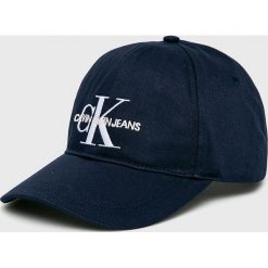 Calvin Klein Jeans - Czapka. Niebieskie czapki męskie Calvin Klein Jeans, bez wzorów, z bawełny. W wyprzedaży za 89,90 zł.