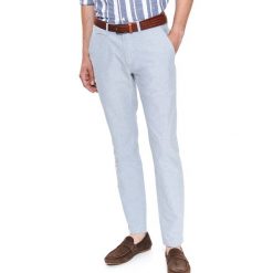 Spodnie ze strukturalnej tkaniny dopasowane. Niebieskie spodnie męskie Top Secret, na co dzień, na lato, s, bez wzorów, z tkaniny, eleganckie. W wyprzedaży za 39,99 zł.