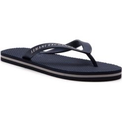 Japonki ARMANI EXCHANGE - XUQ001 XCC10 00285 Navy. Niebieskie klapki męskie Armani Exchange, bez wzorów, z tworzywa sztucznego. W wyprzedaży za 139,00 zł.