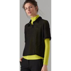 Krótka koszulka polo - Czarny. Czarne koszulki damskie Mohito, s, polo. W wyprzedaży za 19,99 zł.