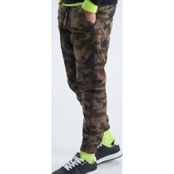 Spodnie slim jogger - Khaki. Brązowe spodnie męskie Cropp, m, bez wzorów. Za 119,99 zł.