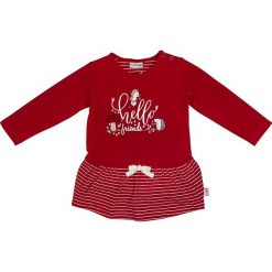 Sukienka "Wood" w kolorze czerwono-białym. Czerwone sukienki niemowlęce z nadrukiem, z bawełny, midi. W wyprzedaży za 37,95 zł.