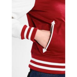 Schott NYC CHEERY Kurtka Bomber red. Czerwone bomberki damskie marki Schott NYC, z bawełny. W wyprzedaży za 549,50 zł.