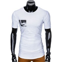 T-SHIRT MĘSKI Z NADRUKIEM S983 - BIAŁY. Białe t-shirty męskie Ombre Clothing, s, z nadrukiem, bez kołnierzyka. Za 19,99 zł.