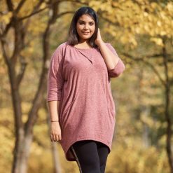 Sweterkowa różowa asymetryczna tunika Viven duże rozmiary XXL. Różowe bluzki damskie Moda Size Plus Iwanek, na co dzień, xl, bez wzorów, z elastanu, z okrągłym kołnierzem, bez rękawów. Za 109,00 zł.