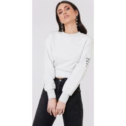 Cheap Monday Bluza Fasten - Grey. Szare bluzy damskie z nadrukiem marki Cheap Monday, z dzianiny, z krótkim rękawem, krótkie. Za 181,95 zł.