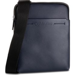 Saszetka CALVIN KLEIN - Flex 2G Flat Crossover K50K504798 CEF. Niebieskie torby męskie skórzane Calvin Klein, bez wzorów, ze skóry ekologicznej, młodzieżowe. W wyprzedaży za 269,00 zł.