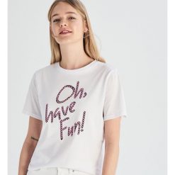 T-shirt ze strukturalną aplikacją - Biały. Białe t-shirty damskie Sinsay, s, z aplikacjami, bez kołnierzyka. Za 19,99 zł.