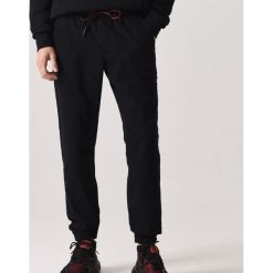 Joggery z przeszyciami -. Spodnie męskie Cropp, bez wzorów. Za 119,99 zł.