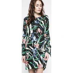 Vero Moda - Sukienka. Szare długie sukienki marki Vero Moda, na co dzień, m, z poliesteru, casualowe, z okrągłym kołnierzem, z długim rękawem, proste. W wyprzedaży za 89,90 zł.