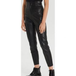Spodnie high waist z eko skóry - Czarny. Czarne spodnie damskie Cropp, bez wzorów, ze skóry, z podwyższonym stanem. Za 89,99 zł.