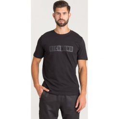 T-SHIRT MORHEAD JOHN RICHMOND. Czarne t-shirty męskie m, z nadrukiem, z bawełny, z okrągłym kołnierzem. Za 233,40 zł.
