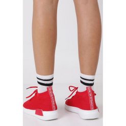 Czerwone buty sportowe sznurowane Casu 1903-4. Czerwone buty sportowe damskie Casu, bez wzorów, sportowe. Za 34,99 zł.