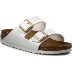 Klapki BIRKENSTOCK - Arizona 1005294 White. Białe klapki damskie Birkenstock, bez wzorów, ze skóry, bez obcasa. Za 289,00 zł.