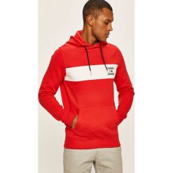 Tommy Jeans - Bluza. Czerwone bluzy męskie Tommy Jeans, xl, z nadrukiem, z elastanu, z kapturem, bez rękawów, z kapturem. W wyprzedaży za 319,90 zł.
