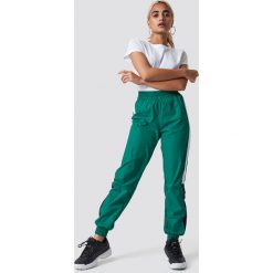 NA-KD Trend Spodnie Side Stripe Tracksuit - Green. Zielone spodnie z wysokim stanem NA-KD Trend, w paski. Za 161,95 zł.