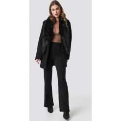 Hannalicious x NA-KD Płaszcz z kołnierzem ze sztucznego futra - Black. Czarne płaszcze damskie marki Hannalicious x NA-KD. Za 445,95 zł.