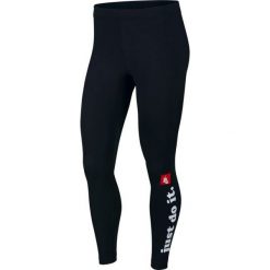 LEGINSY SPORTSWEAR CLUB. Czarne spodnie damskie Nike, s, z napisami, z bawełny, długie. Za 99,99 zł.
