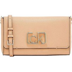 Calvin Klein Torebka damska Ck Cast Flap Xbody Dark Sand. Torebki klasyczne damskie Calvin Klein, bez wzorów, z materiału, bez dodatków. W wyprzedaży za 514,00 zł.
