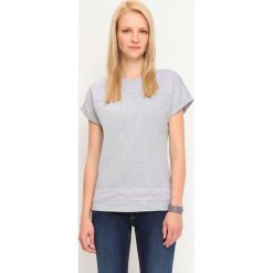 T-SHIRT KRÓTKI RĘKAW DAMSKI GŁADKI. Szare t-shirty damskie TROLL, xs, bez wzorów, z dzianiny, klasyczne, z klasycznym kołnierzykiem. W wyprzedaży za 19,99 zł.
