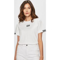 Adidas Originals - T-shirt. Białe topy damskie adidas Originals, bez wzorów, z bawełny, z okrągłym kołnierzem. Za 119,90 zł.