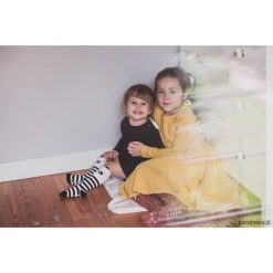 Sukienka musztardowa Angelina. Szare sukienki dziewczęce z falbanami Pakamera, z długim rękawem, długie. Za 125,00 zł.