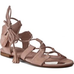 Sandały STUART WEITZMAN - Romanflat Rose Suede. Różowe klapki damskie marki Stuart Weitzman, bez wzorów, ze skóry, bez obcasa, na obcasie. W wyprzedaży za 999,00 zł.