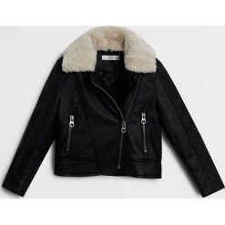 Mango Kids - Kurtka dziecięca Sandy 110-164 cm. Czarne kurtki dziewczęce Mango Kids, bez wzorów, z poliesteru, krótkie, bez kaptura. Za 199,99 zł.