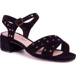 Sandały CLARKS - Sheer35 Strap 261488724 Black Suede. Czarne klapki damskie Clarks, bez wzorów, ze skóry, bez obcasa, na obcasie. Za 429,00 zł.