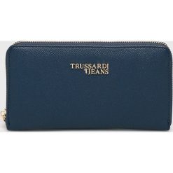 Trussardi Jeans - Portfel. Czarne portfele damskie Trussardi Jeans, bez wzorów, z poliesteru. W wyprzedaży za 269,90 zł.