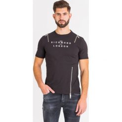 T-SHIRT HUAMBO JOHN RICHMOND. Czarne t-shirty męskie xl, z nadrukiem, z bawełny, z okrągłym kołnierzem. Za 497,40 zł.