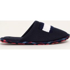Tommy Hilfiger - Kapcie. Niebieskie kapcie męskie TOMMY HILFIGER, ze skóry ekologicznej. W wyprzedaży za 139,90 zł.