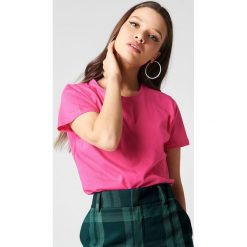 NA-KD Basic T-shirt basic - Pink. Różowe t-shirty damskie NA-KD Basic, z bawełny, z okrągłym kołnierzem. W wyprzedaży za 21,18 zł.
