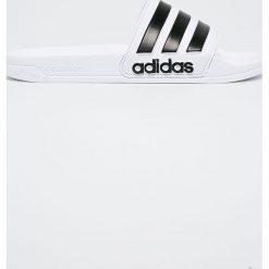 Adidas Performance - Klapki Adilette Shower. Białe kapcie męskie z materiału. W wyprzedaży za 69,90 zł.