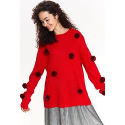 Sweter damski zdobiony pomponami w kontrastowym kolorze. Czerwone swetry damskie Top Secret, na zimę, z aplikacjami, z dzianiny, bez rękawów, bez kaptura. W wyprzedaży za 69,99 zł.