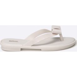 Melissa - Japonki Gueixa. Białe klapki damskie marki Melissa, z materiału. W wyprzedaży za 139,90 zł.