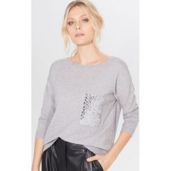 Sweter z cekinową kieszonką - Jasny szary. Szare swetry damskie Mohito, s, bez wzorów, bez rękawów, bez kaptura. Za 99,99 zł.