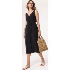 Czarna Sukienka Close In. Czarne sukienki damskie Born2be, na co dzień, s, bez wzorów, z bawełny, z dekoltem na plecach, bez rękawów, midi, proste. Za 59,99 zł.
