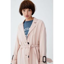 Lekki płaszcz z klapami. Płaszcze damskie Pull&Bear. Za 199,00 zł.