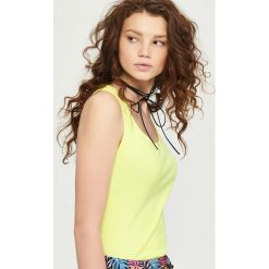 Bawełniany tank top - Żółty. Żółte topy damskie Sinsay, s, bez wzorów, z bawełny, bez kołnierzyka. Za 7,99 zł.