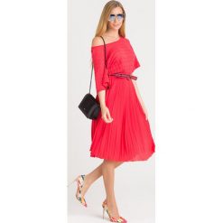 SUKIENKA Elisabetta Franchi. Czerwone sukienki damskie Elisabetta Franchi, na co dzień, w paski, z tkaniny, z okrągłym kołnierzem, bez rękawów, midi, proste. Za 1609,30 zł.