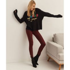 Świąteczny sweter damski. Czarne swetry damskie TROLL, na zimę, l, z aplikacjami, z dzianiny, wizytowe, bez rękawów, bez kaptura. W wyprzedaży za 39,99 zł.