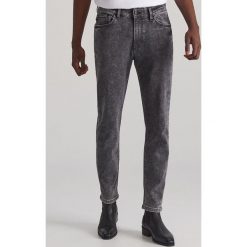 Jeansowe spodnie high flex - Szary. Szare spodnie męskie Reserved, m, z jeansu. Za 149,99 zł.