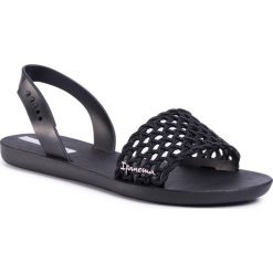 Sandały IPANEMA - Breezy Sandal Fem 82855 Black/Black 20766. Czarne klapki damskie Ipanema, bez wzorów, z tworzywa sztucznego, bez obcasa. W wyprzedaży za 89,00 zł.