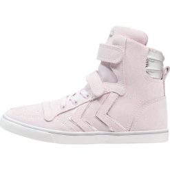 Hummel SLIMMER STADIL METALLIC Tenisówki i Trampki wysokie gray lilac. Fioletowe trampki męskie marki Hummel, z weluru. Za 339,00 zł.