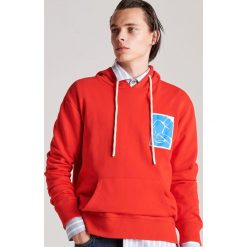 Bluza z naszywką - Czerwony. Czerwone bluzy męskie Reserved, s, z aplikacjami. Za 139,99 zł.