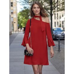 ASYMETRYCZNA SUKIENKA DAMSKA Z WIĄZANIEM NA SZYJI. Brązowe sukienki asymetryczne Top Secret, na jesień, eleganckie, z asymetrycznym kołnierzem. Za 64,99 zł.