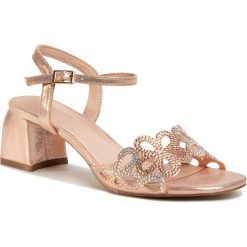 Sandały MENBUR - 21249 Oro Rosa 0038. Różowe klapki damskie Menbur, z aplikacjami, ze skóry ekologicznej, bez obcasa, na obcasie. Za 299,00 zł.
