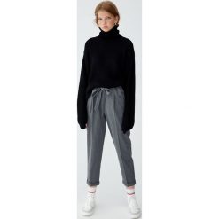 Spodnie tailoring z wiązaniem. Szare spodnie damskie Pull&Bear. Za 49,90 zł.